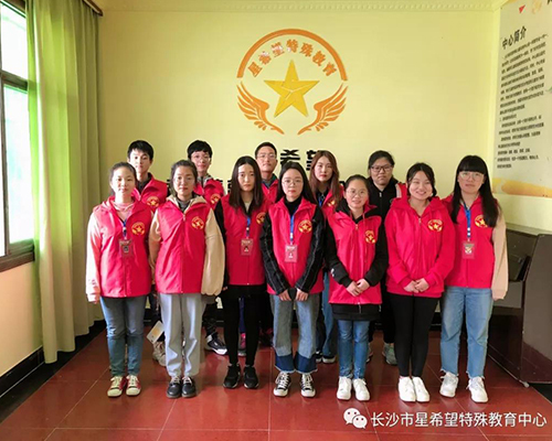走近、关注、了解、接纳，我们一路同行